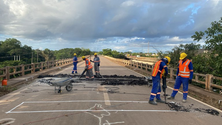 OBRAS VÃO CONTINUAR - Ponte nova sobre o rio Candeias deve ter duas pistas liberadas até o fim de semana